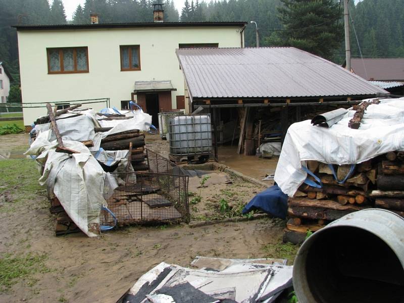 Voda a bahno z pole a lesa vtrhly v pondělí 10. června do domu a na zahradu rodiny Matysových v Jindřichově. Mazlavá hmota zatopila celé přízemí domu, sklep i zahradu. S odčerpáním vody pomáhali místní dobrovolní hasiči.