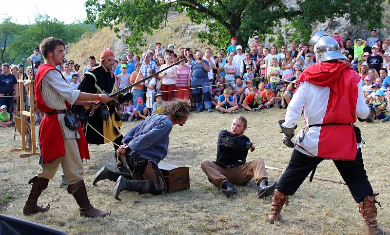 Středověké odpoledne na hradě v Brníčku 5. července 2017. Šermířské vystoupení v podání Mohelnické sebranky.