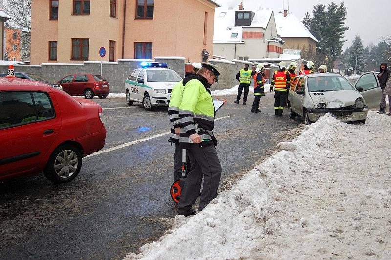 Bouračka na křižovatce ulic Lidická a Wolkerova 