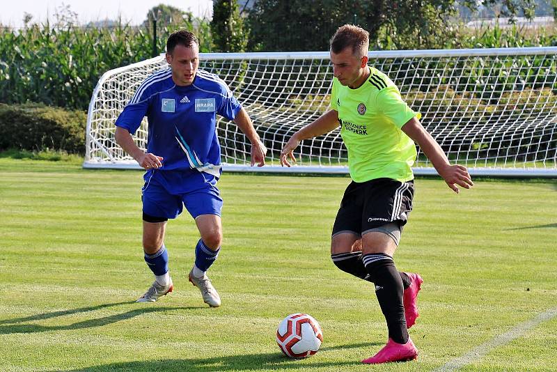 Fotbalisté Rapotína (v zeleném) prohráli se Šternberkem v penaltovém rozstřelu.