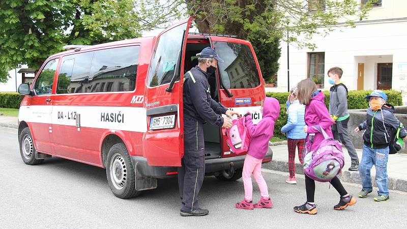 Školní autobusy nejezdí, děti z Branné vozí do školy hasiči