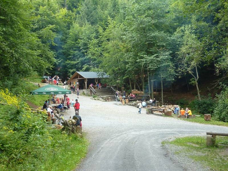 Samoobslužný lesní bar na stezce nad Horní Lipovou v Rychlebech.