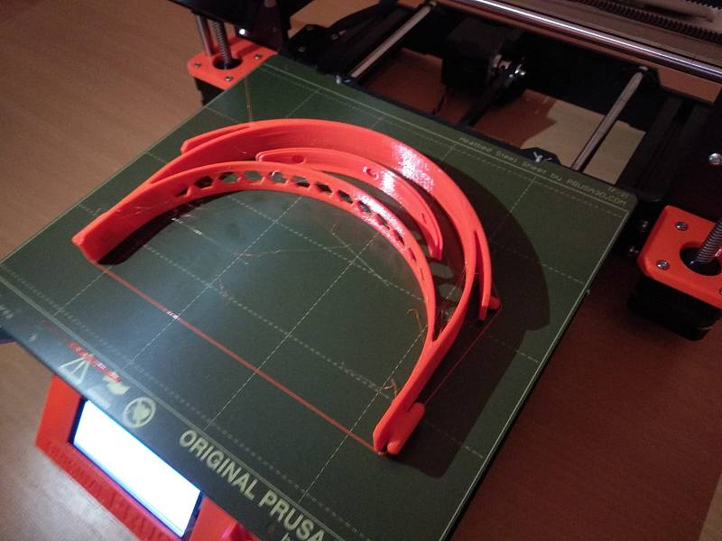 Základní škola Mlýnská v Mohelnici tiskne pomocí 3D tiskárny obličejové štíty.