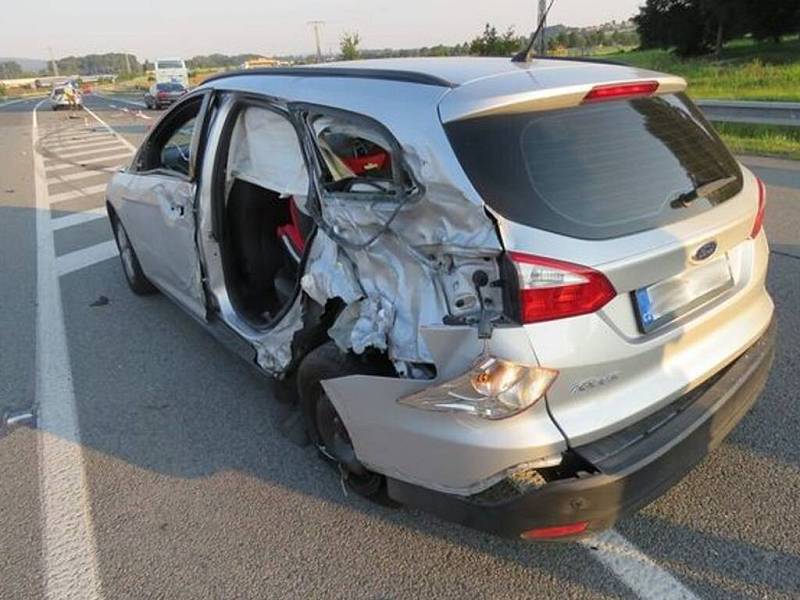 Kvůli oslnění sluncem boural v neděli 28. srpna na ochvatu Rájce řidič Fordu Focus. Přejel do protisměru, kde narazil do autobusu. 