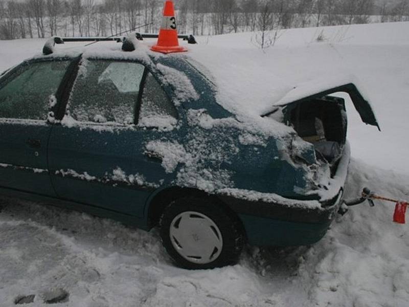 Řidiče na Jesenicku potrápil sníh, v pátek havarovaly dva vozy