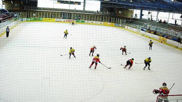 Pohled do vnitřku šumperského zimního stadionu. Za čtyřicet let se tento pohled téměř vůbec nezměnil