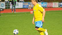 Šumperští fotbalisté (žluté dresy) v utkání s Valašským Meziříčím