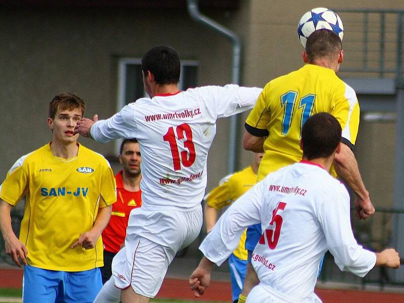 Šumperští fotbalisté (žluté dresy) v utkání s Valašským Meziříčím