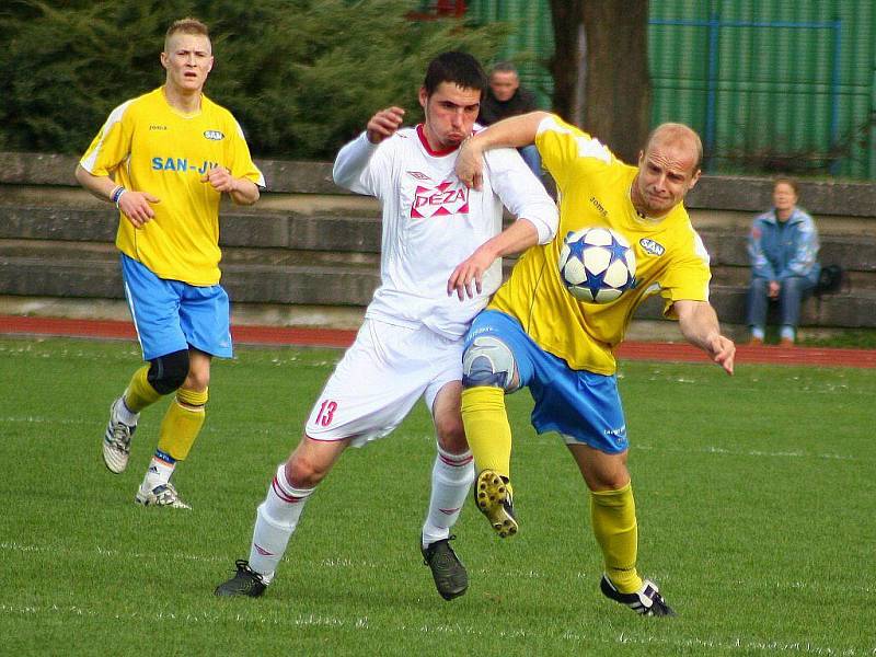 Šumperští fotbalisté (žluté dresy) v utkání s Valašským Meziříčím