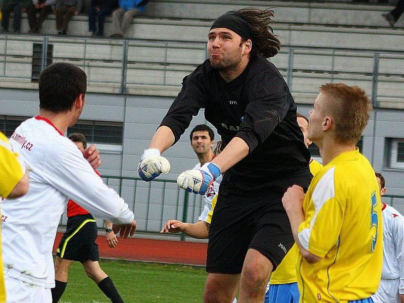 Šumperští fotbalisté (žluté dresy) v utkání s Valašským Meziříčím