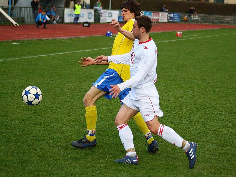 Šumperští fotbalisté (žluté dresy) v utkání s Valašským Meziříčím