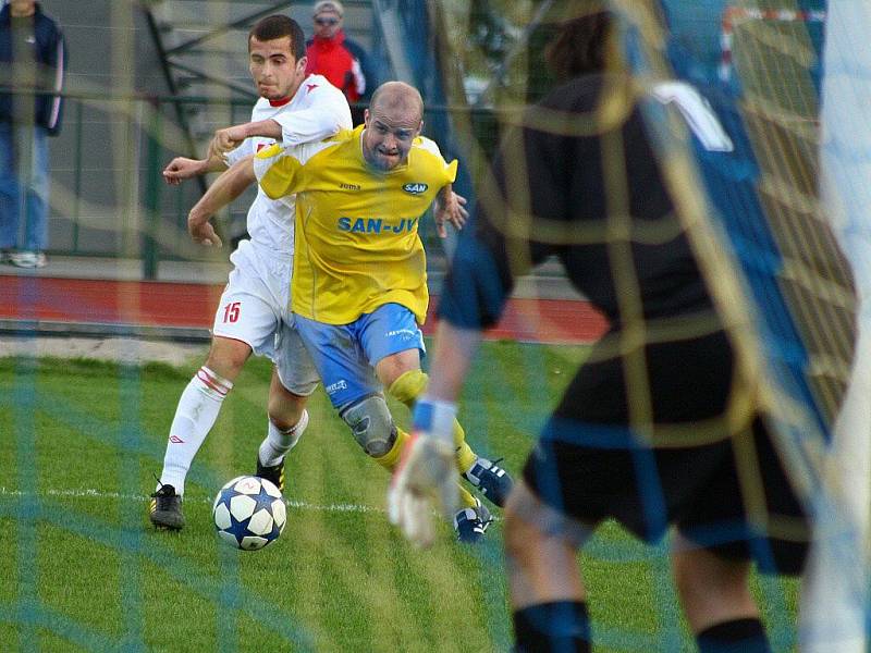Šumperští fotbalisté (žluté dresy) v utkání s Valašským Meziříčím