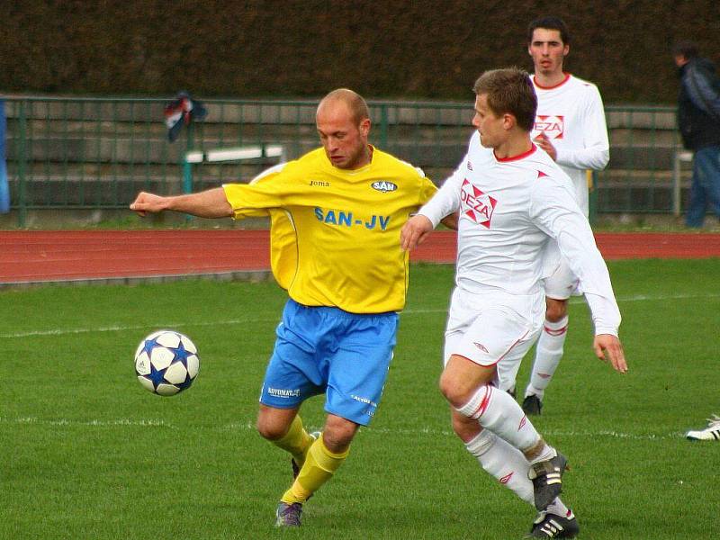 Šumperští fotbalisté (žluté dresy) v utkání s Valašským Meziříčím