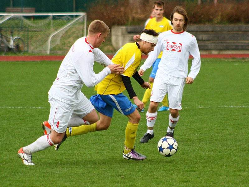 Šumperští fotbalisté (žluté dresy) v utkání s Valašským Meziříčím