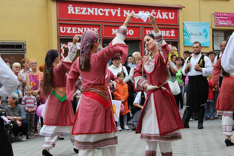 Divácky nejoblíbenější je roztančená ulice. Všechny zúčastněné soubory projdou v průvodu Šumperkem, na několika místech se zastaví a zatančí či zazpívají. Obrovský úspěch sklízeli i tanečníci z Kypru