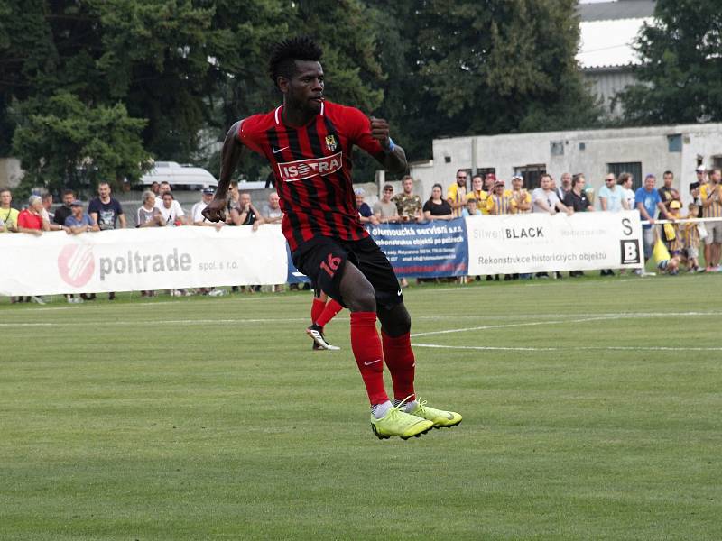 Fotbalisté Olešnice (v bílém) prohráli v Mohelnici pohárový zápas s Opavou 0:6.