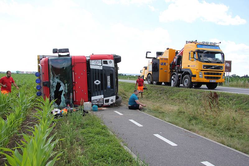 Kamion plný papíru se v noci na středu 12. července převrátil na rovném úseku silnice první třídy mezi Mohelnici a Libivou. Záběry z příprav na vyproštění vozidla ve středu 12. července dopoledne.