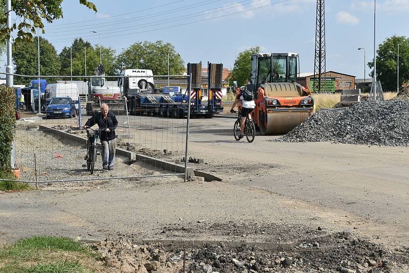 Výstavba okružní křižovatky u hřbitova v Mohelnici 13. srpna 2021.