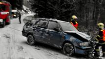 Řidič škodovky nezvládl jízdu na zasněžené silnici u Dolního Bušínova. 