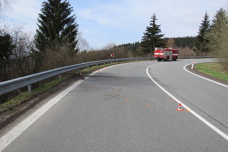 Poblíž chaty Ztracenka nad Sobotínem havaroval motorkář.