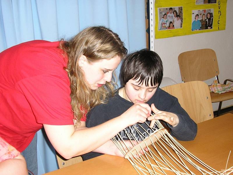 Klienti zábřežského charitního zařízení Okýnko se učili plést košíky.
