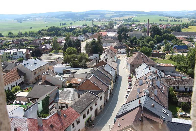 Z vyhlídky nad hodinovým strojem v městské věži u kostela svatého Tomáše z Canterbury v Mohelnici je krásný pohled nejen na celé město a okolí, ale také na hrady Bouzov a Mírov.