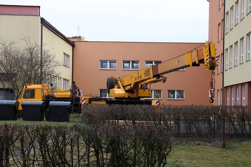 Následky vichru z 10. na 11. 3. 2019.  Poškozená střecha na budově šumperského domova důchodců.