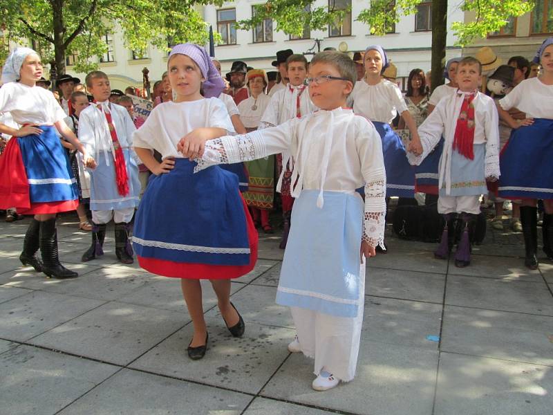 Roztančená ulice – jeden z programů XXII. Mezinárodního folklórního festivalu v Šumperku.