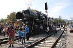 Parní vlak vedený lokomotivou Rosnička vypravený u příležitosti 130 let železnice z Hanušovic do Jeseníku.