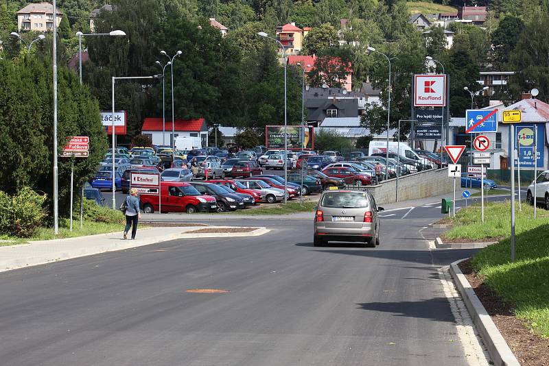 Druhá etapa revitalizace sídliště 9. května v Jeseníku před dokončením.