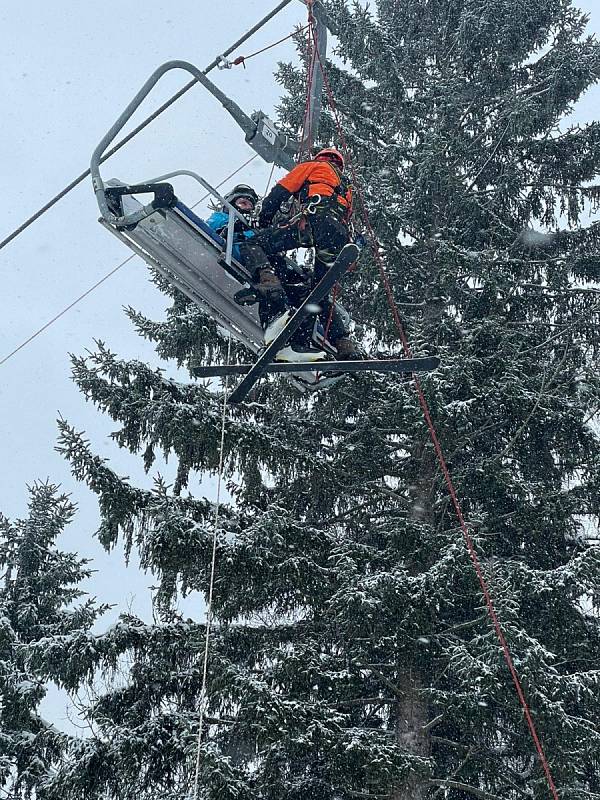 Evakuace lidí ze zaseklé lanovky ve skiareálu Přemyslov v Jeseníkách, 6. února 2022