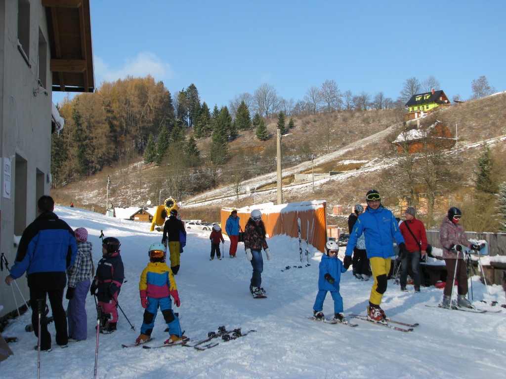 V Jeseníkách se už lyžuje. Jako první zahájili sezonu v Branné - Šumperský  a jesenický deník