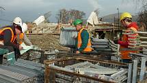 Dvanáct hodin denně, a to včetně víkendů a svátků, pracují dělníci na stavbě nového mostu přes řeku Moravu v Leštině