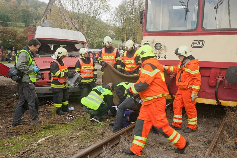 Simulovaná dopravní nehoda dodávky a osobního vlaku na železničním přejezdu v Jeseníku.