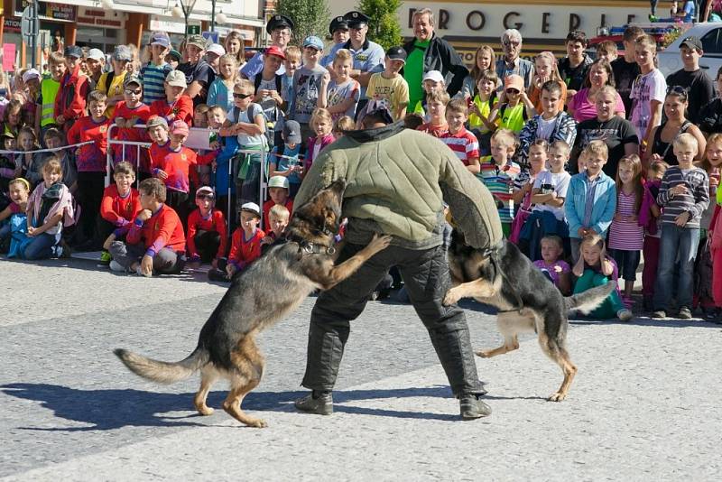 Simulovaný zásah policistů 6. září 2013 na Dnech bezpečnosti v Jeseníku.