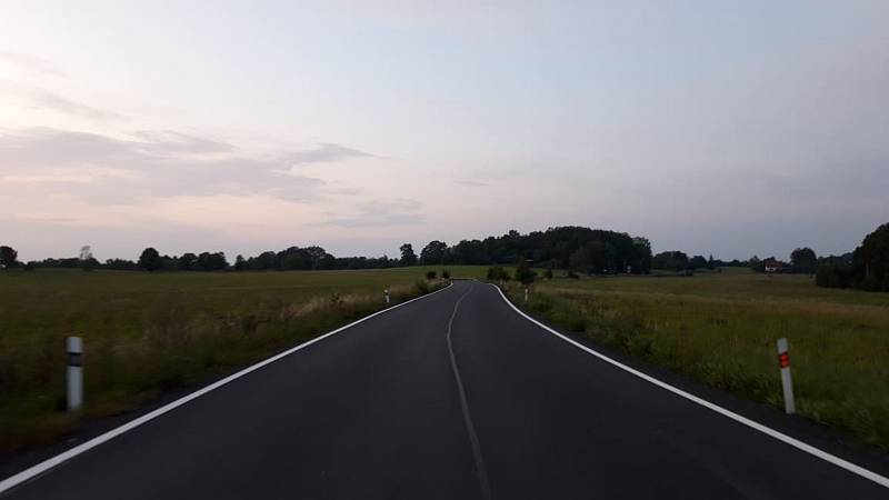 Místo stromořadí je u silnice mezi Vápennou a Žulovou otevřená krajina.