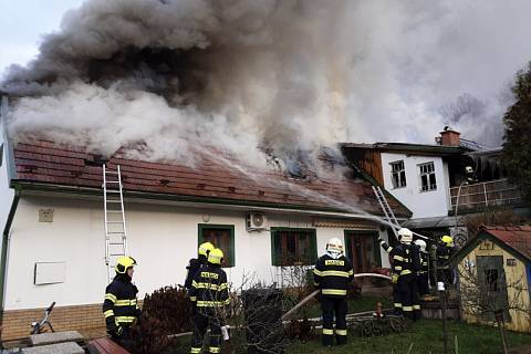 Požár střechy s fotovoltaickými panely v Lošticích na Šumpersku, 26. 11. 2022