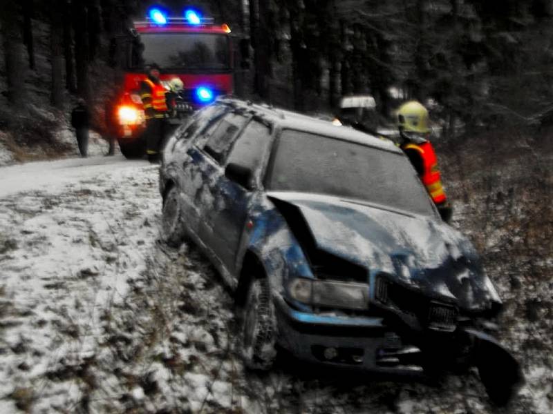 Řidič škodovky nezvládl jízdu na zasněžené silnici u Dolního Bušínova. 