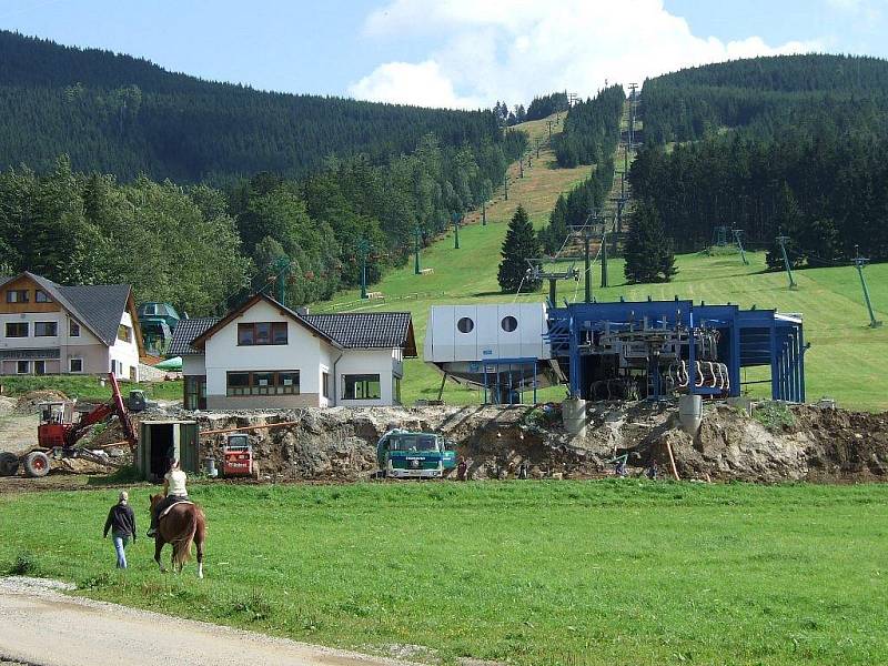 Na Ramzové se staví nová čtyřsedadlová lanovka