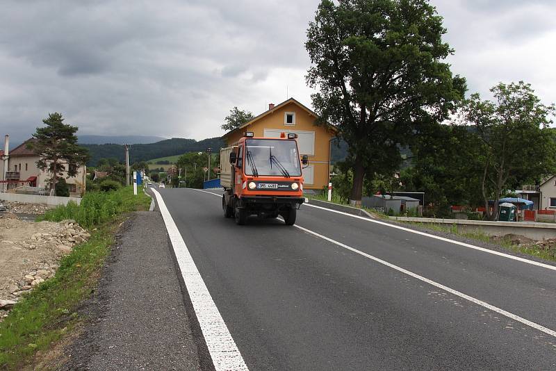 Stavba protipovodňových opatření na řece Desné - lokalita u mostu na silnici I/11 z Rapotína do Petrova.