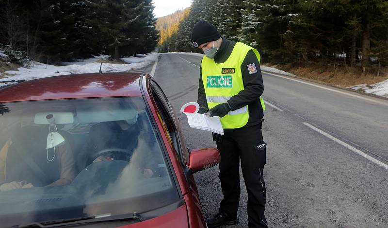 Policie u Skřítku kontroluje vládní nařízení o omezení pohybu, 6. března 2021