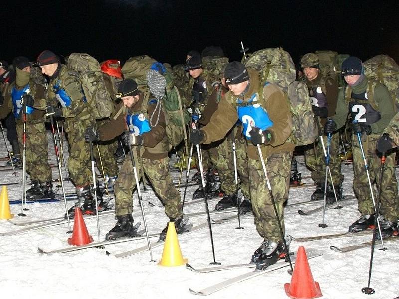 Snímky z úvodu závodu armádních týmů Winter Survival 2012