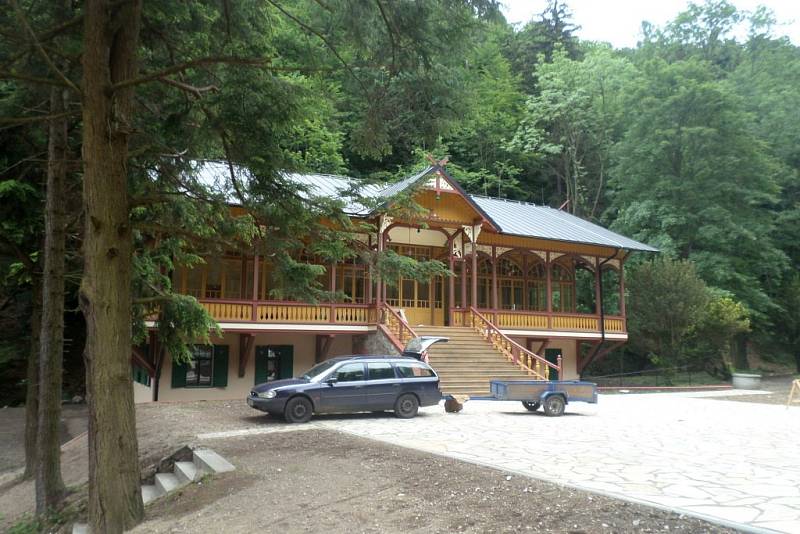 Tančírna v Račím údolí u Javorníku po rekonstrukci. Stav v červnu 2015.