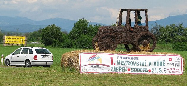 Proutěný traktor umístěný uprostřed kruhového objezdu u zábřežského sila láká na středoevropské mistrovství v orbě v Zábřehu