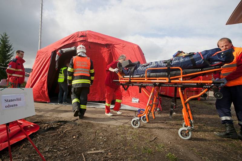 Simulovaná dopravní nehoda dodávky a osobního vlaku na železničním přejezdu v Jeseníku.