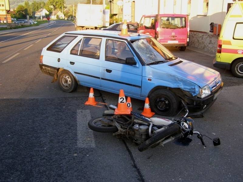 Těžké zranění utrpěl řidič motocyklu při nehodě, která se stala ve středu 15. května ráno v České Vsi. Řidič Škody Forman nedal při odbočování doleva přednost protijedoucímu motocyklistovi.