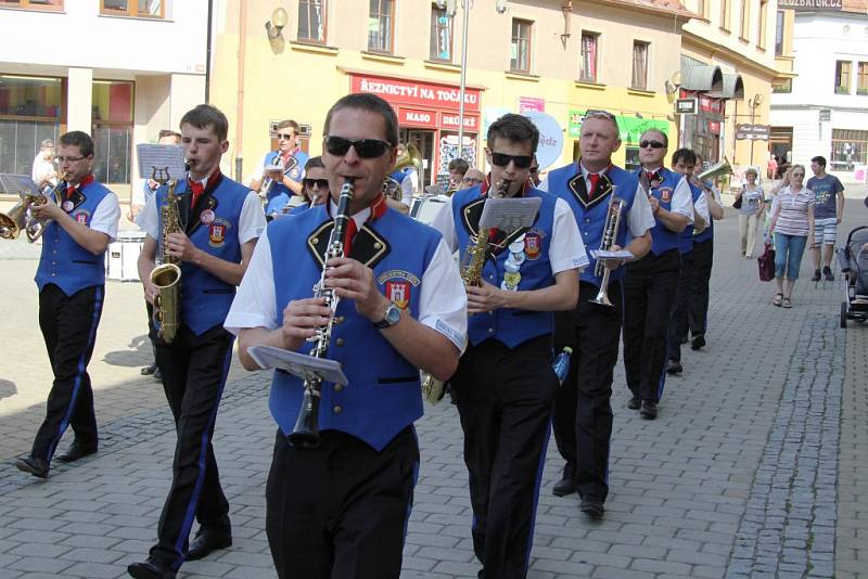 Šumperkem prošly dechové hudby a mažoretky, účastníci festivalu Hudba bez hranic.