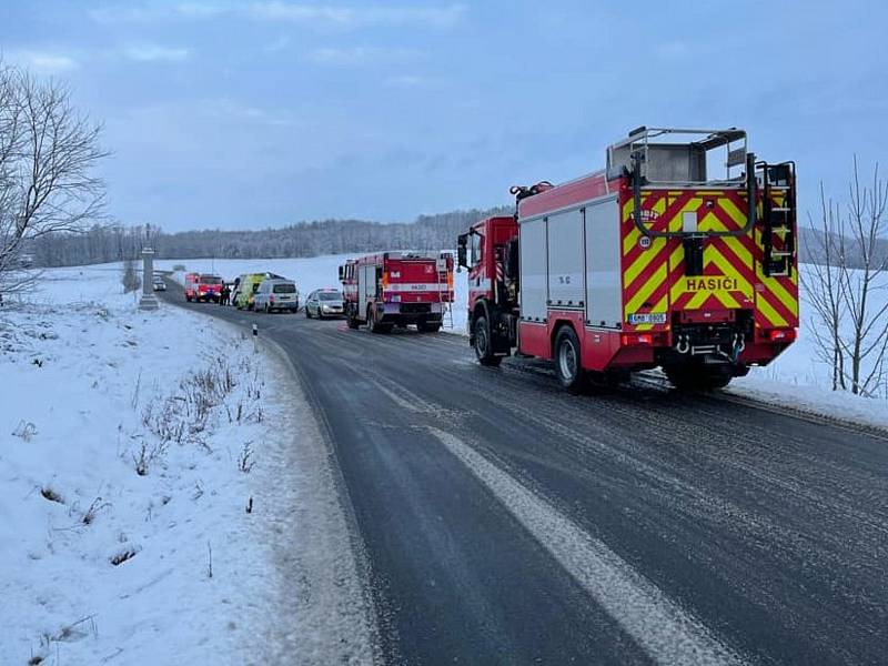 Havárie autobusu na silnici mezi Vápennou a Žulovou na Jesenicku. 7. ledna 2021
