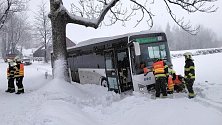 U Rejvízu na Jesenicku skončil v příkopu linkový autobus, jeden cestující se zranil, 2. prosince 2023