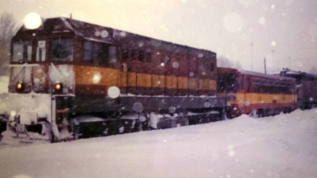 Při sněhových kalamitách táhly motorový vůz do Starého Města dvě lokomotivy.